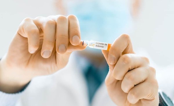 How do multi-axial stability exercises prevent knee injuries in professional skiers?